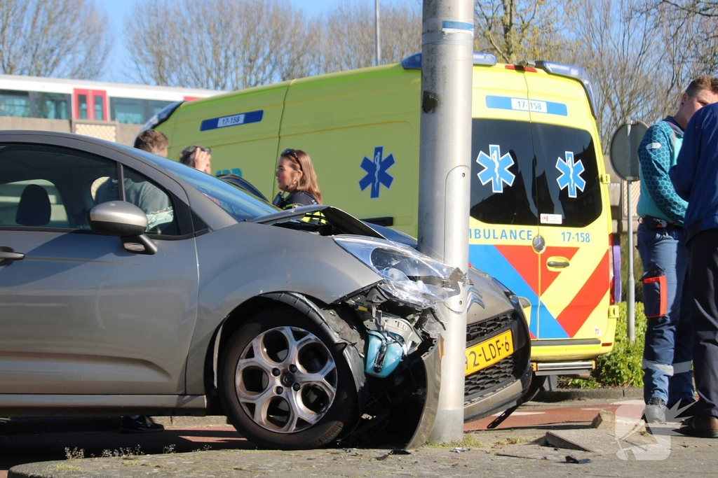 Auto botst tegen lantaarnpaal