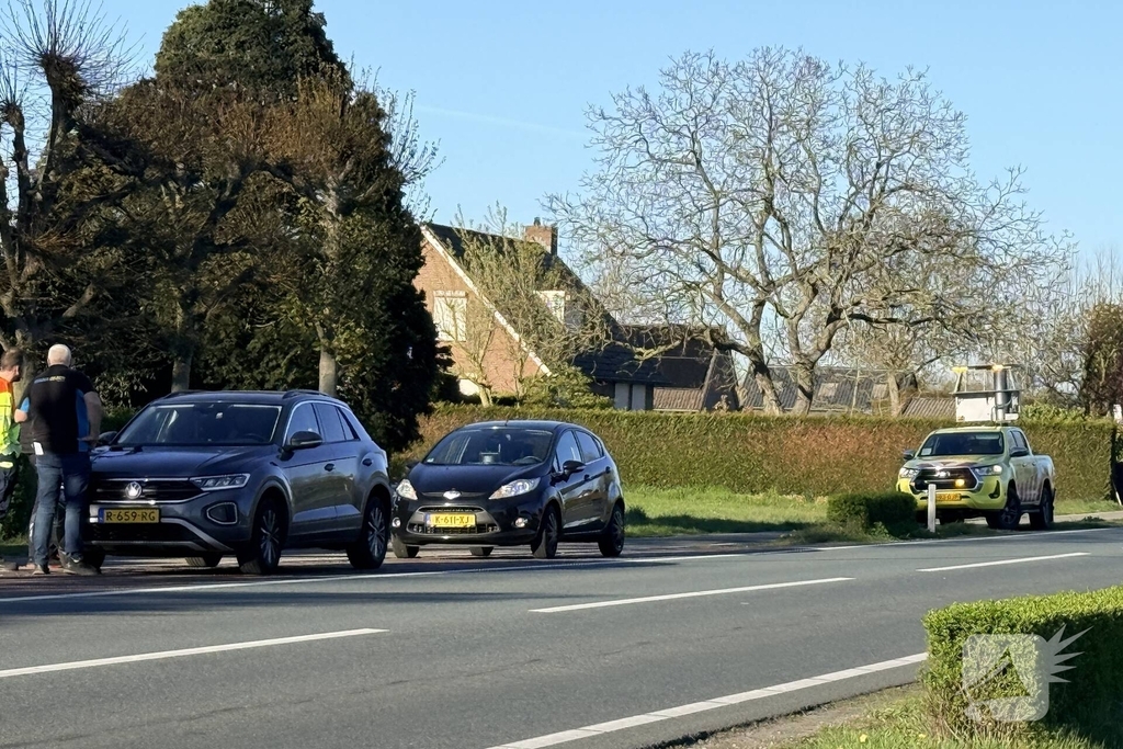 Ongeval met twee auto's op drukke weg