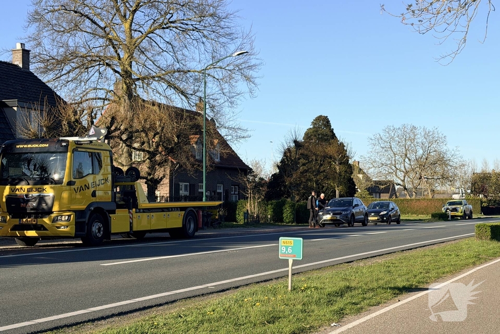Ongeval met twee auto's op drukke weg