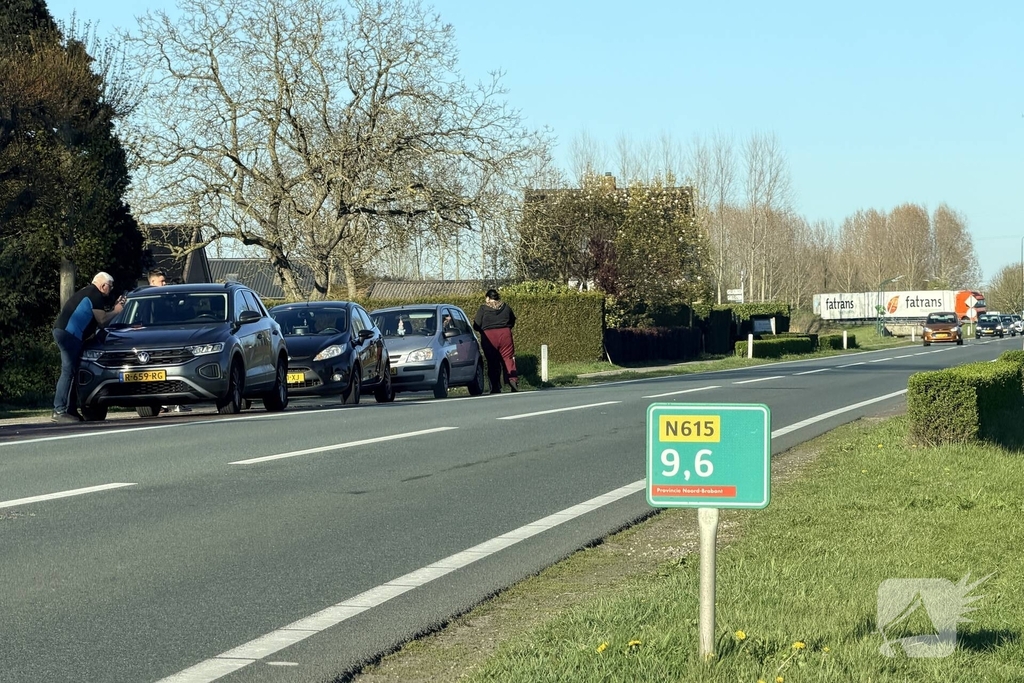 Ongeval met twee auto's op drukke weg