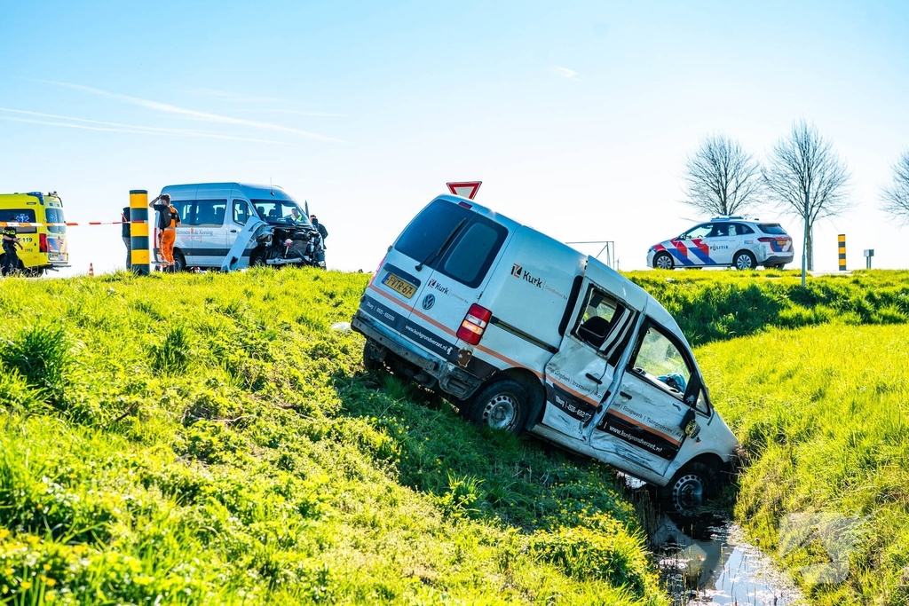 Ongeval met taxibus en bestelbus