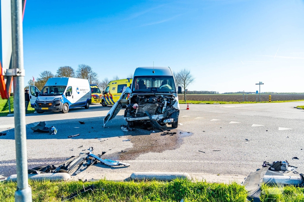 Ongeval met taxibus en bestelbus