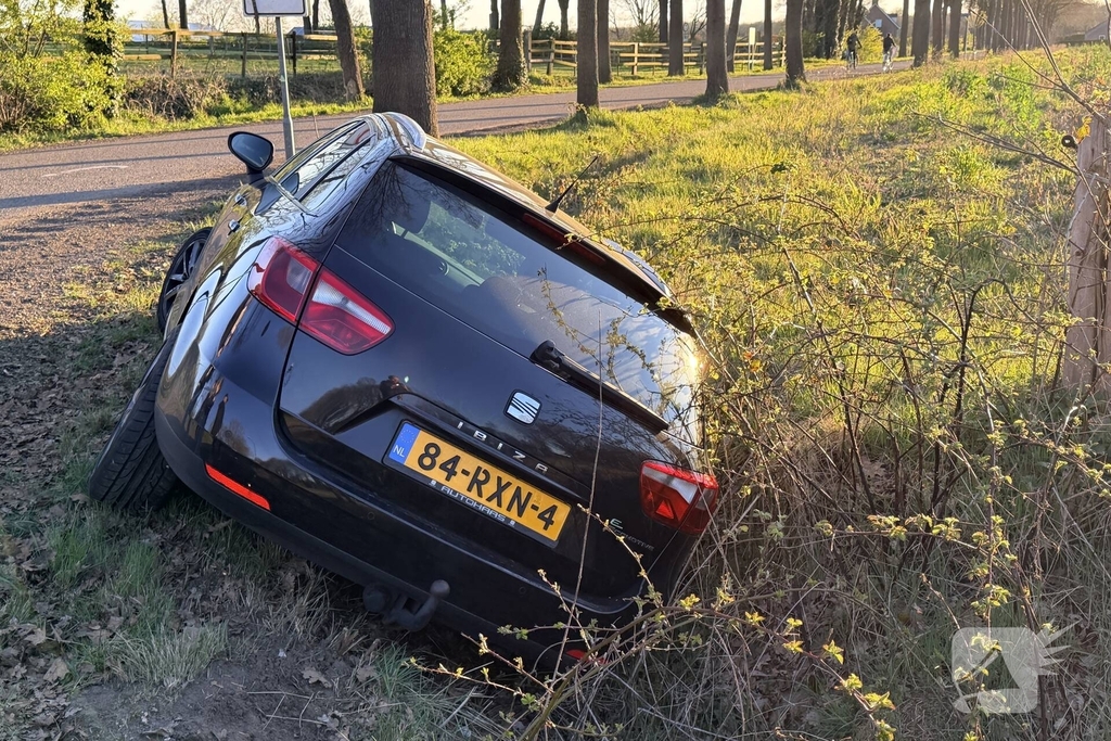 Auto belandt in sloot inzittenden ongedeerd