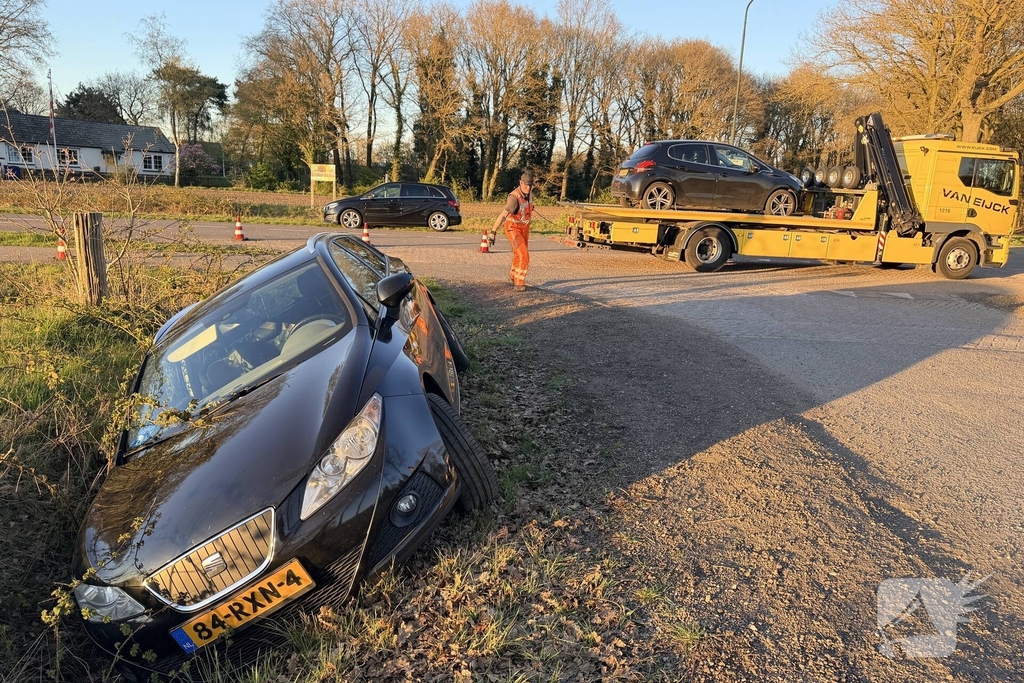Auto belandt in sloot inzittenden ongedeerd