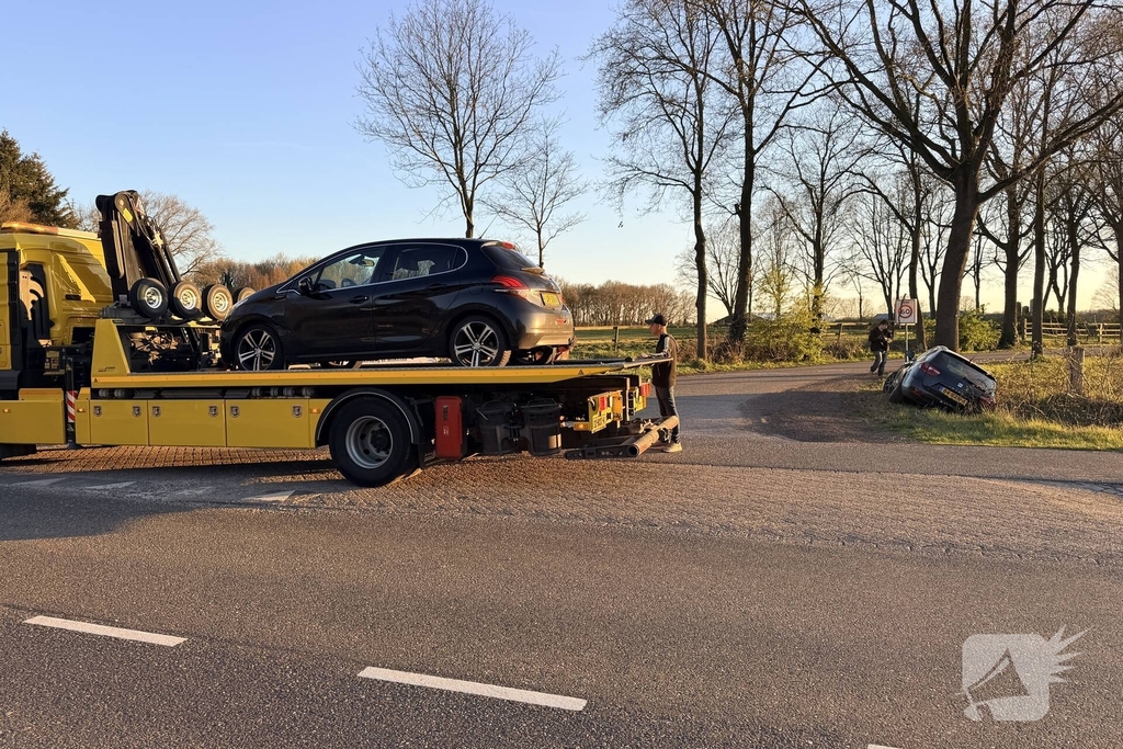 Auto belandt in sloot inzittenden ongedeerd