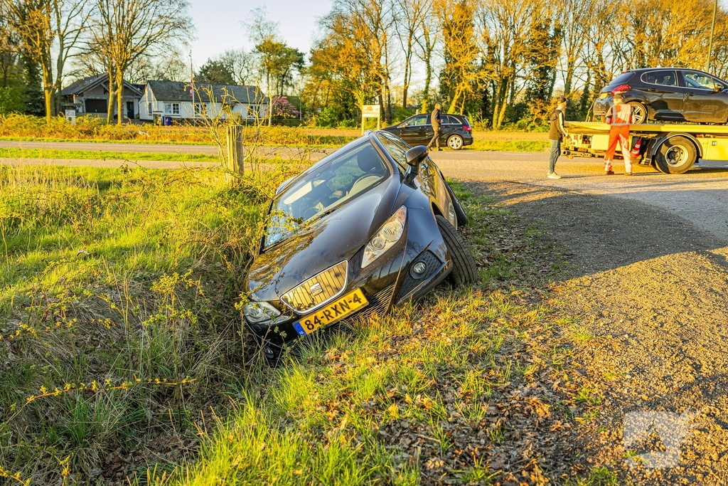 Auto belandt in sloot inzittenden ongedeerd