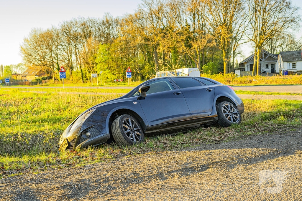 Auto belandt in sloot inzittenden ongedeerd