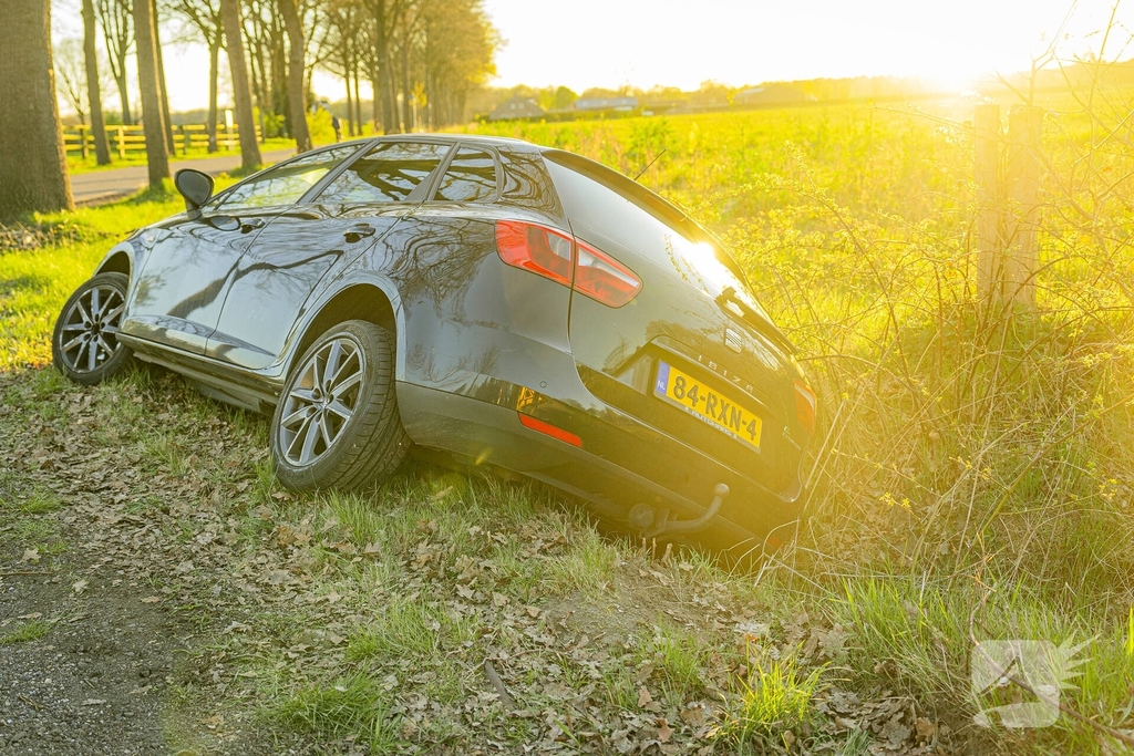 Auto belandt in sloot inzittenden ongedeerd