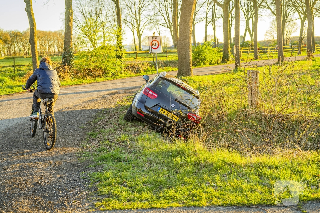 Auto belandt in sloot inzittenden ongedeerd