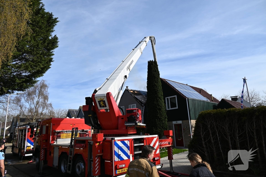 Brandweer bestrijdt middelbrand op dak