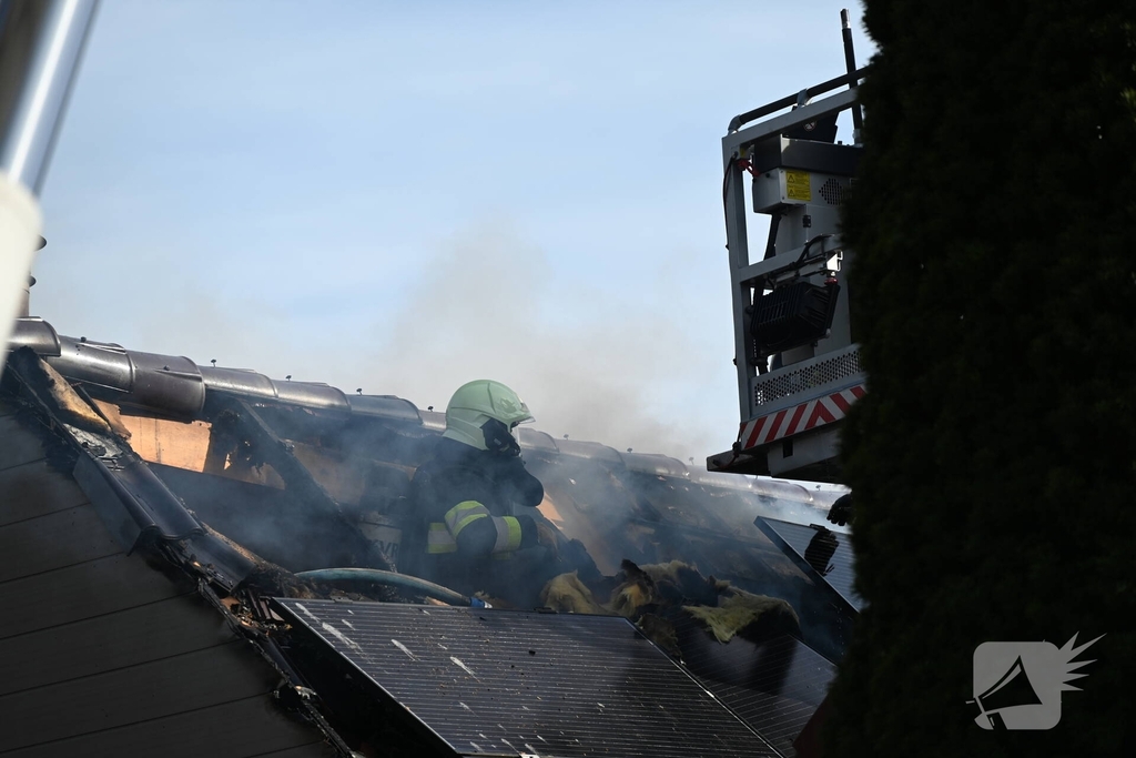 Brandweer bestrijdt middelbrand op dak