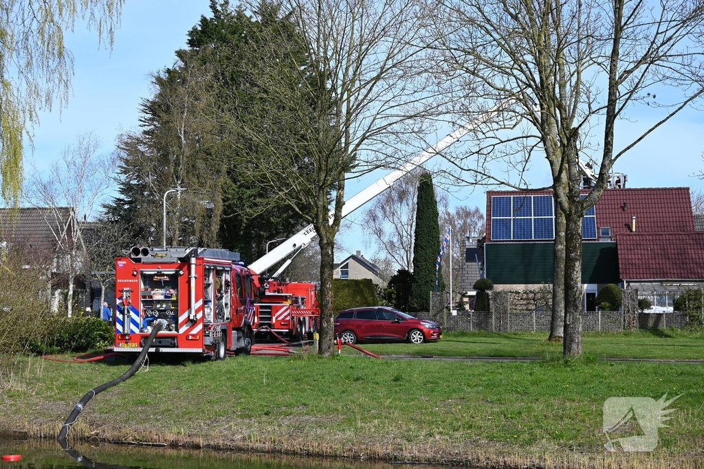 Brandweer bestrijdt middelbrand op dak