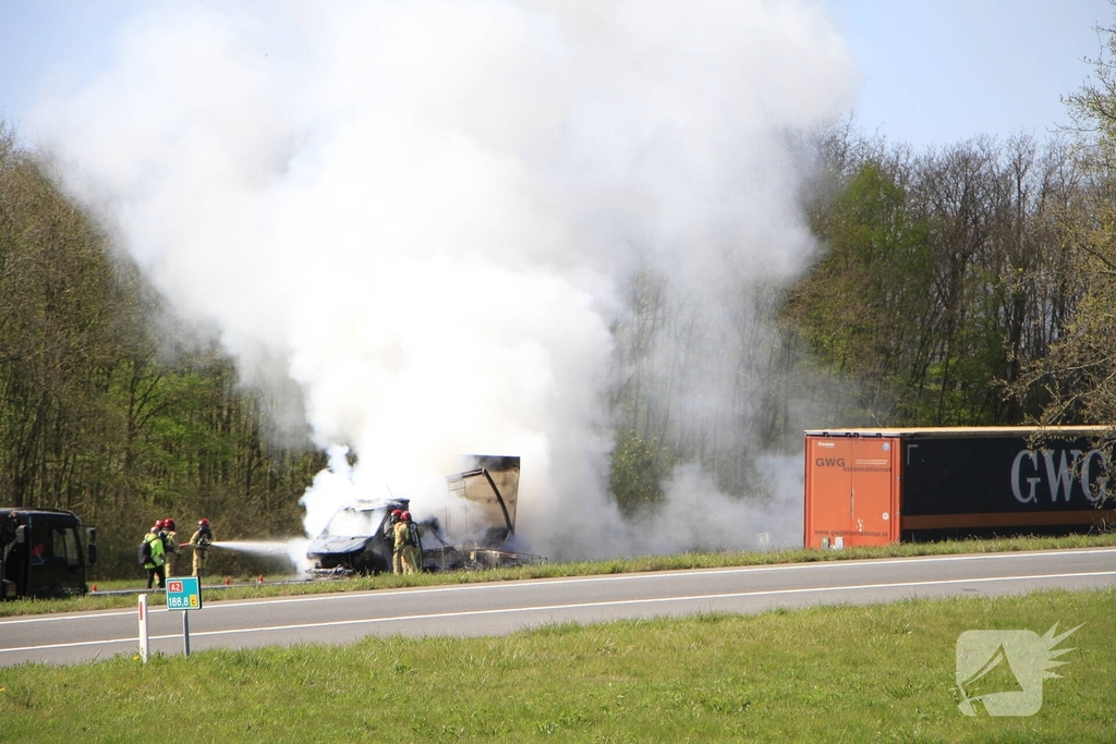 Brand verwoest bakwagen op snelweg