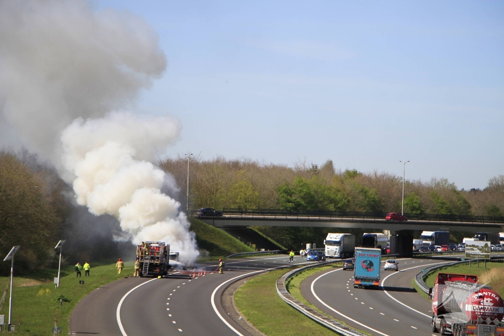 Brand verwoest bakwagen op snelweg