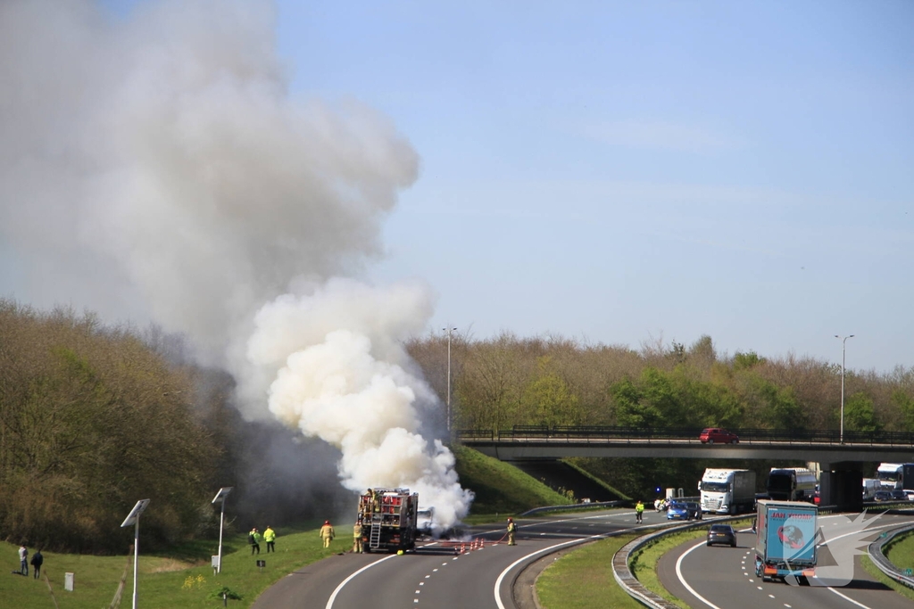 Brand verwoest bakwagen op snelweg