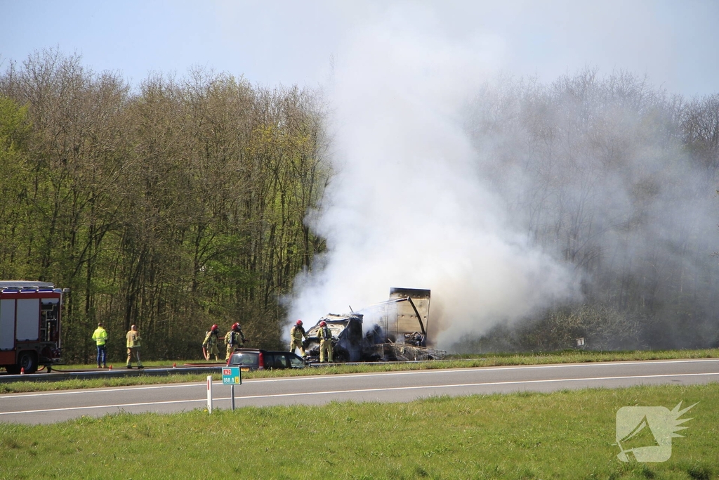 Brand verwoest bakwagen op snelweg