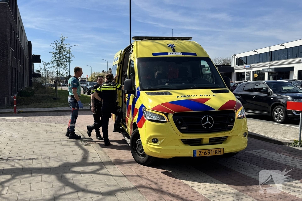 Scooterrijder botst met fietser op kruising