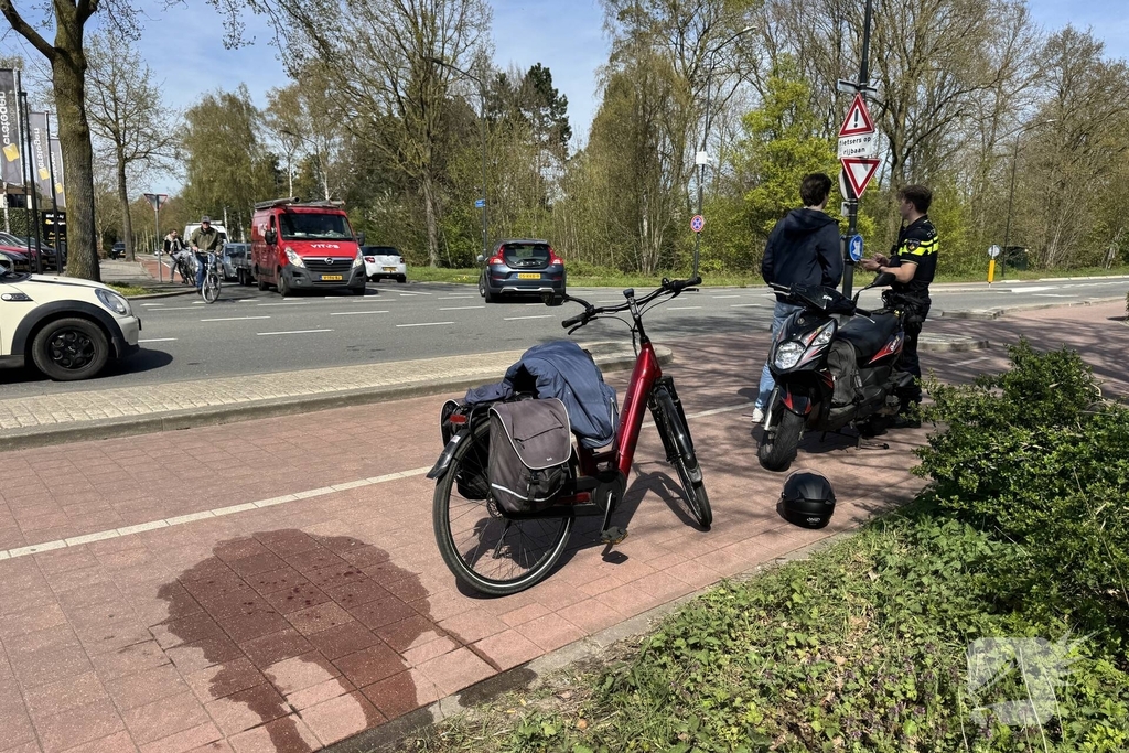 Scooterrijder botst met fietser op kruising