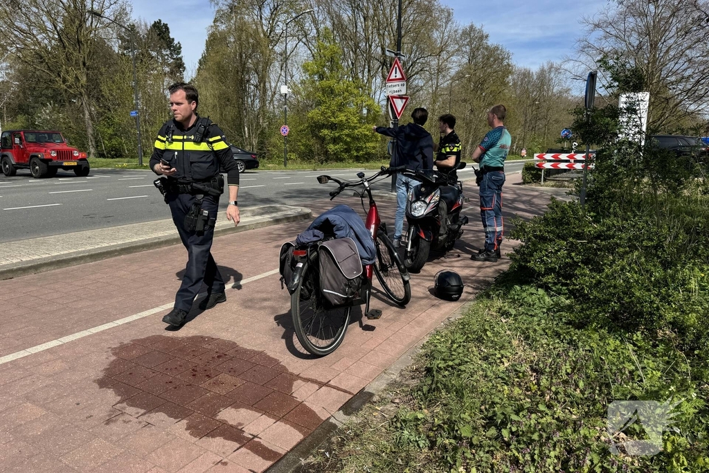 Scooterrijder botst met fietser op kruising
