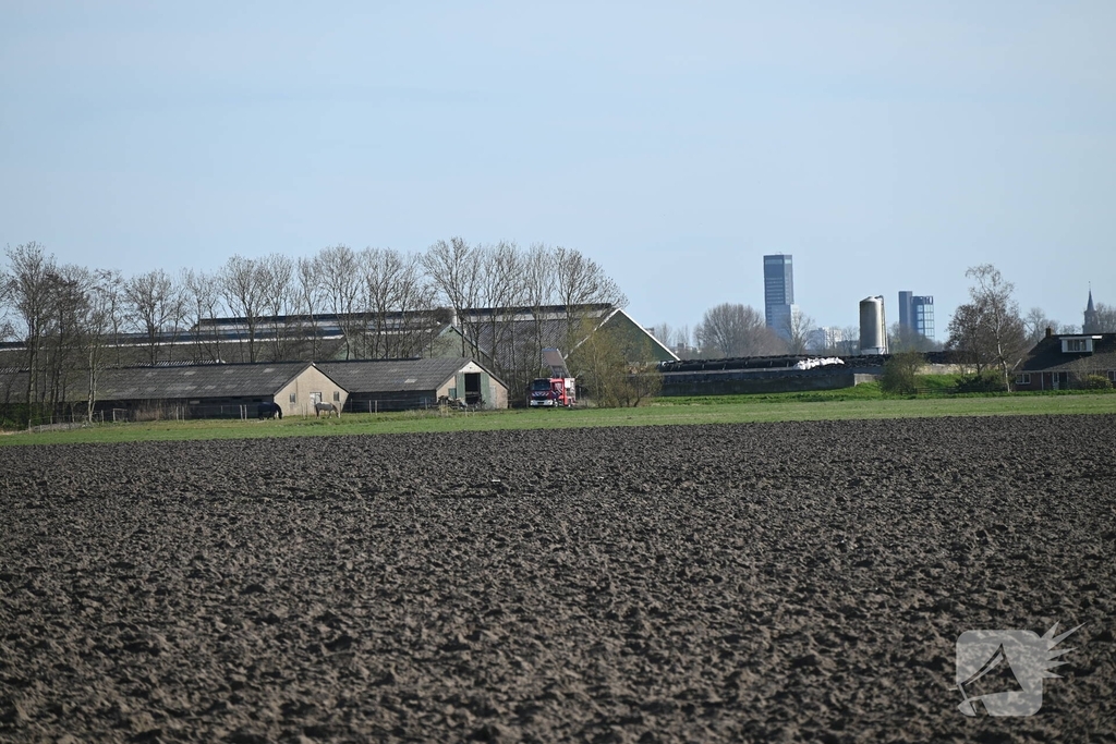 Brand in loods met caravans