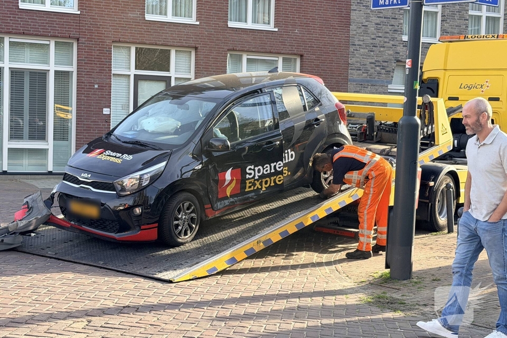 Botsing op kruising leidt tot takeling