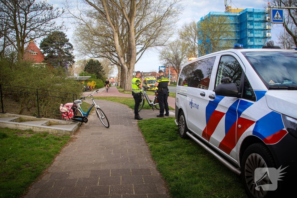 Fietser en automobilist botsen op oversteekplaats