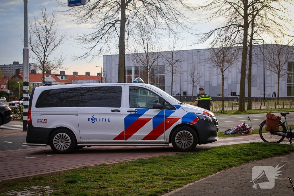 Fietser en automobilist botsen op oversteekplaats