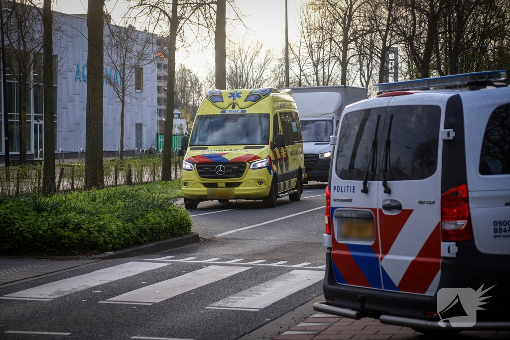 Fietser en automobilist botsen op oversteekplaats