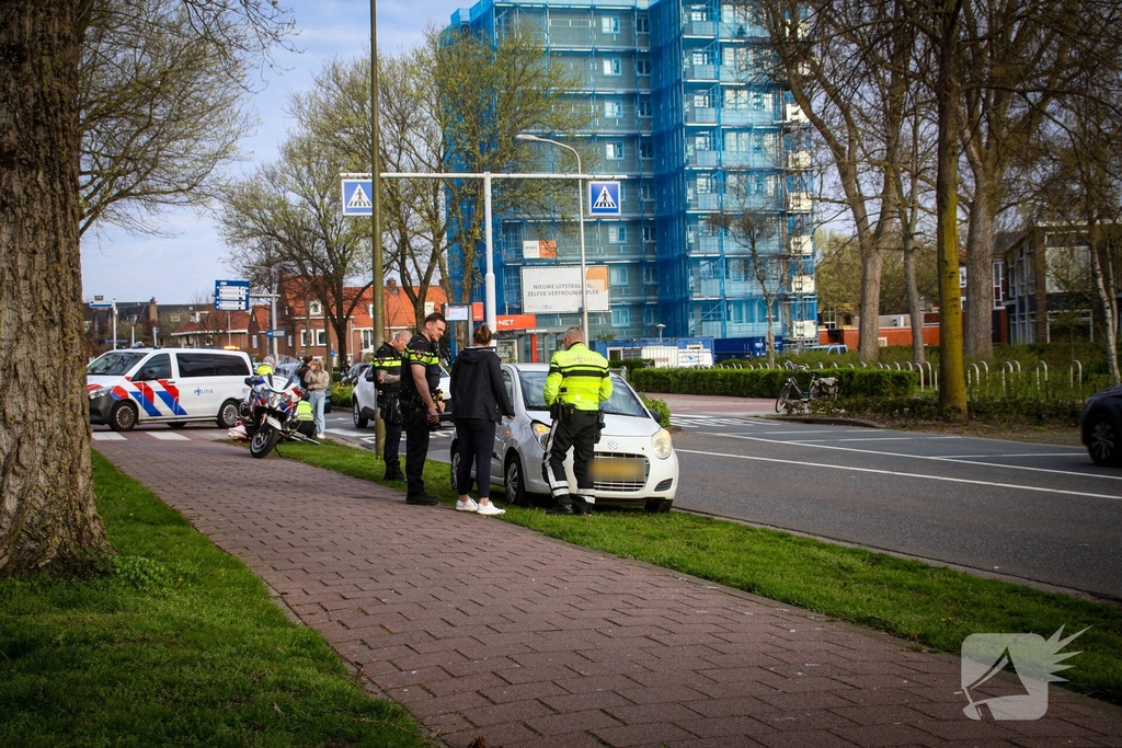 Fietser en automobilist botsen op oversteekplaats