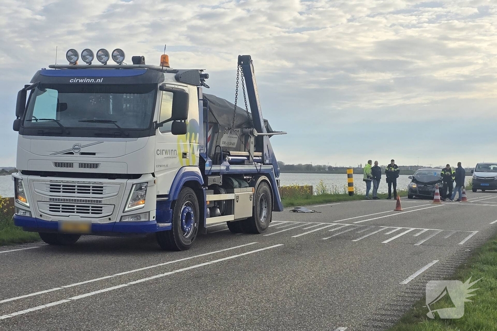Aanrijding tussen auto en vrachtwagen