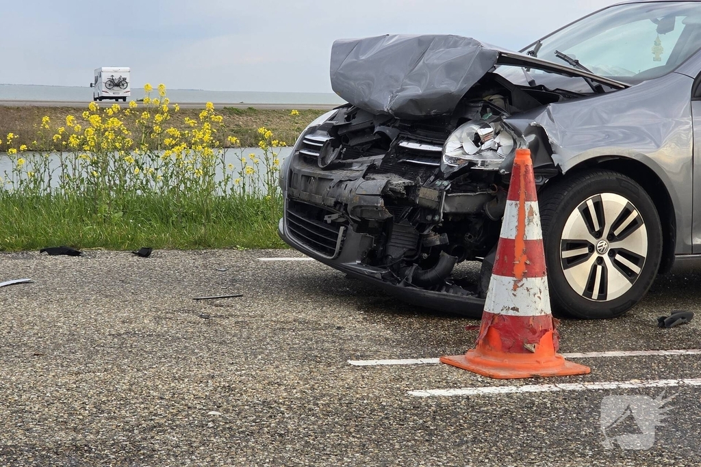 Aanrijding tussen auto en vrachtwagen