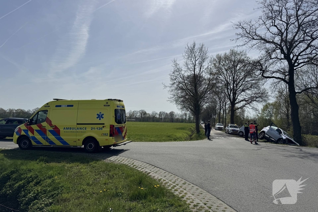 Zware aanrijding leidt tot voertuigen in sloot