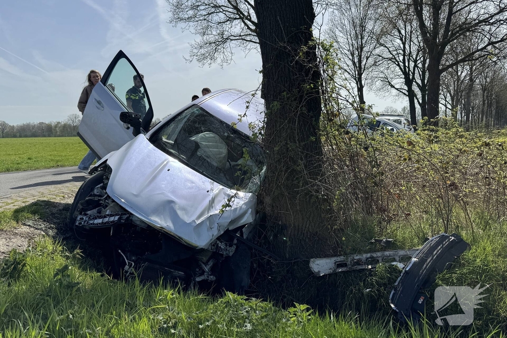 Zware aanrijding leidt tot voertuigen in sloot