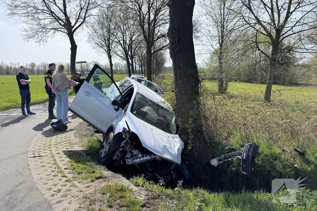 Zware aanrijding leidt tot voertuigen in sloot