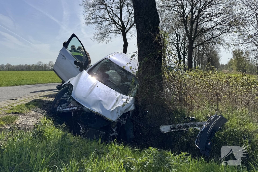 Zware aanrijding leidt tot voertuigen in sloot