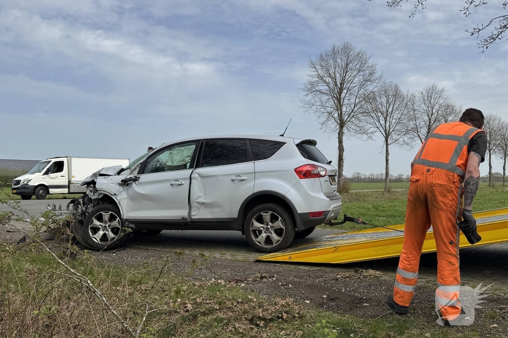 Zware aanrijding leidt tot voertuigen in sloot