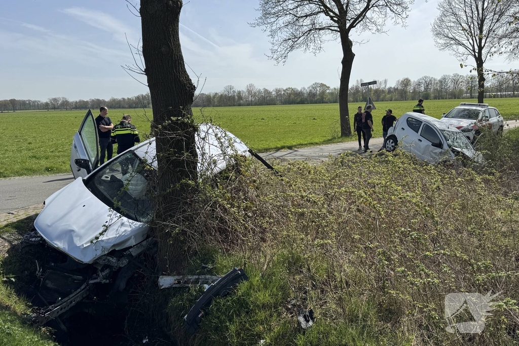 Zware aanrijding leidt tot voertuigen in sloot