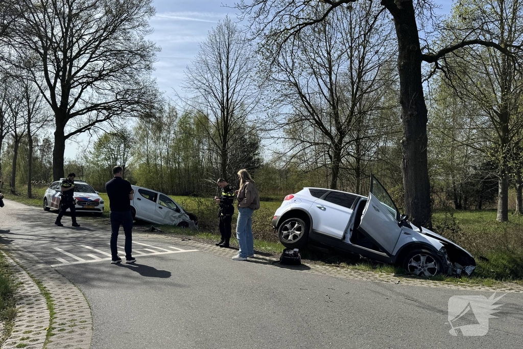 Zware aanrijding leidt tot voertuigen in sloot