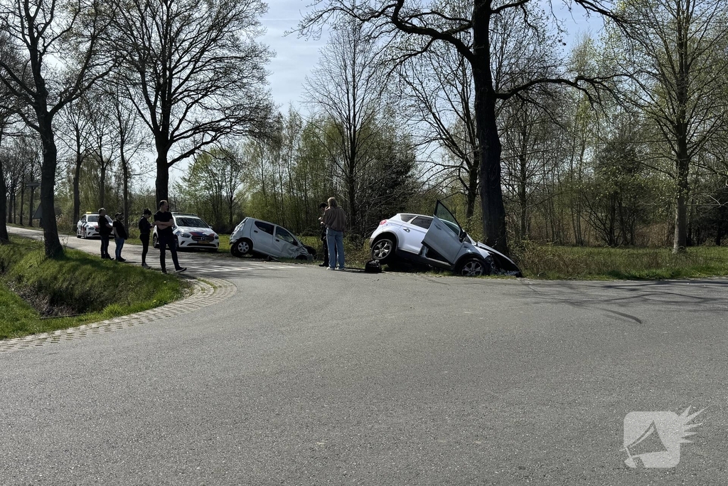 Zware aanrijding leidt tot voertuigen in sloot