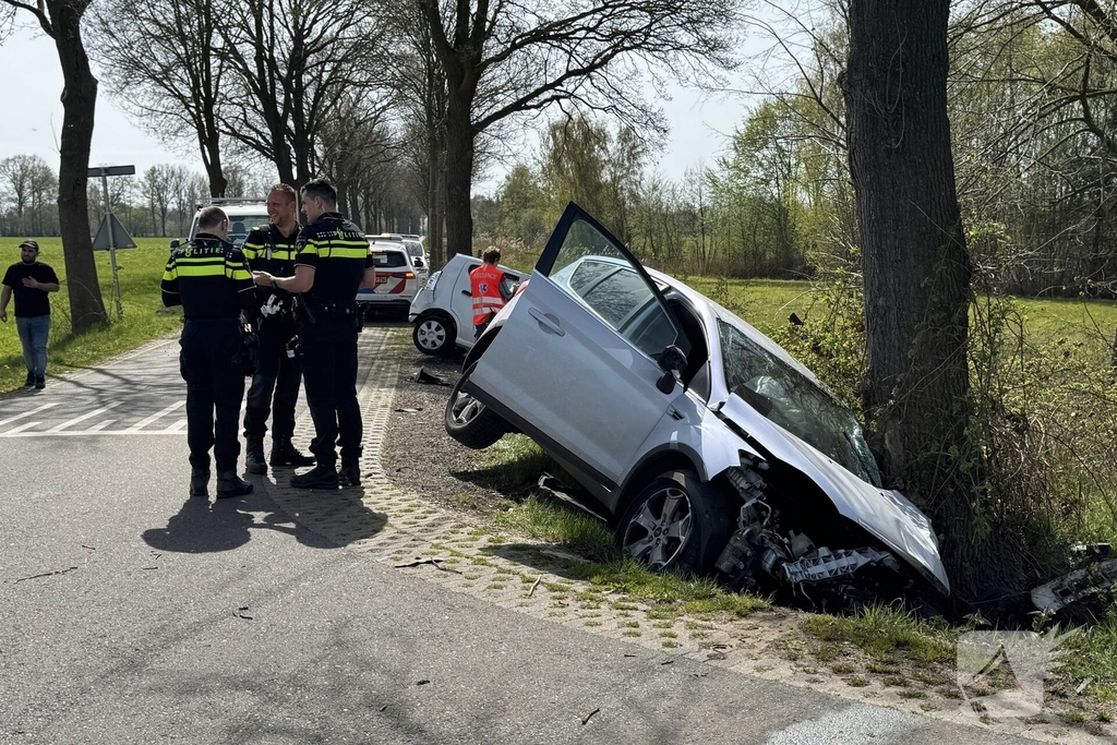 Zware aanrijding leidt tot voertuigen in sloot