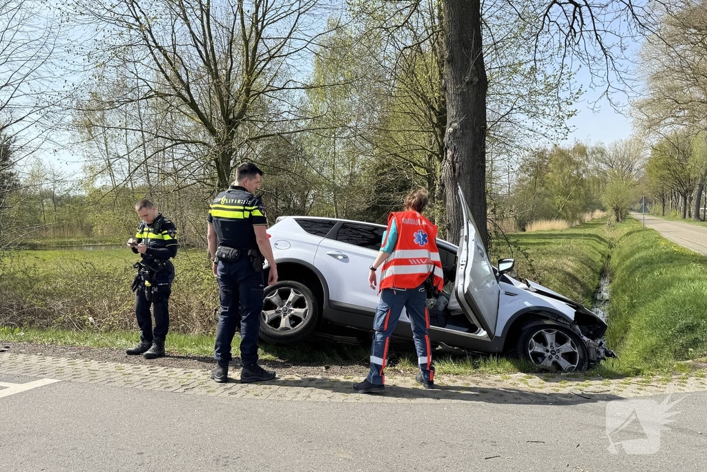 Zware aanrijding leidt tot voertuigen in sloot