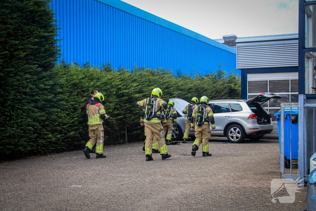 Beginnende autobrand in werkplaats snel geblust