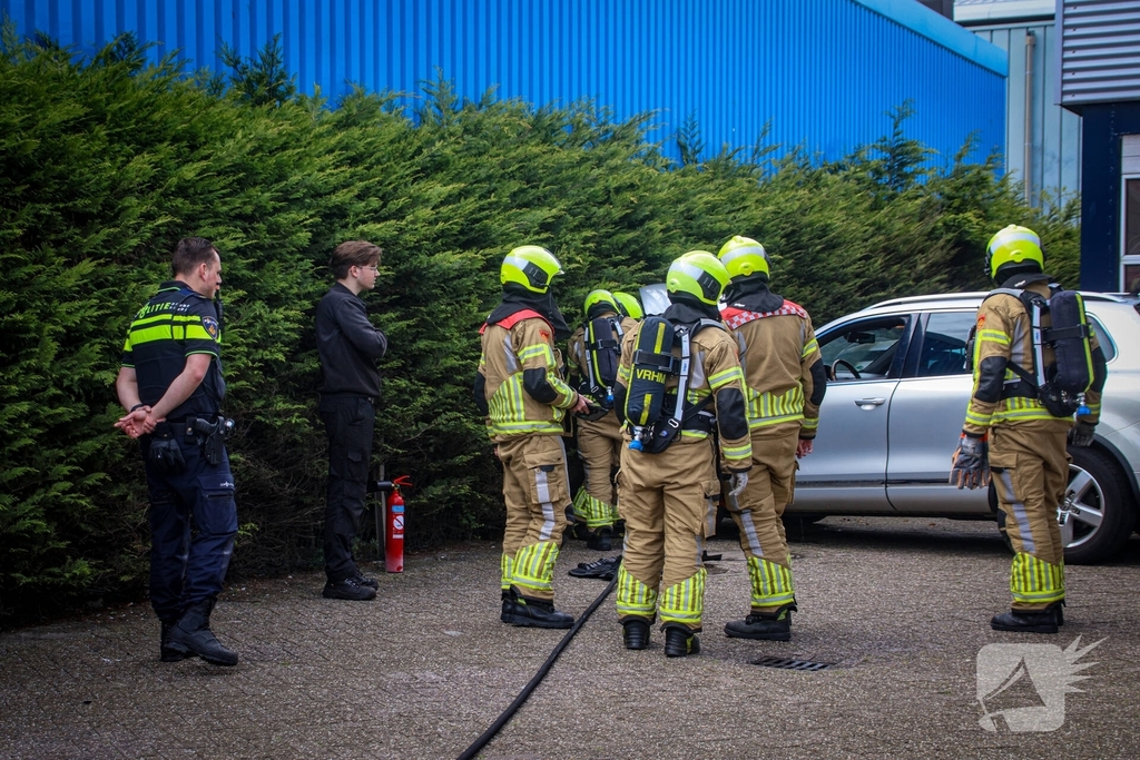 Beginnende autobrand in werkplaats snel geblust