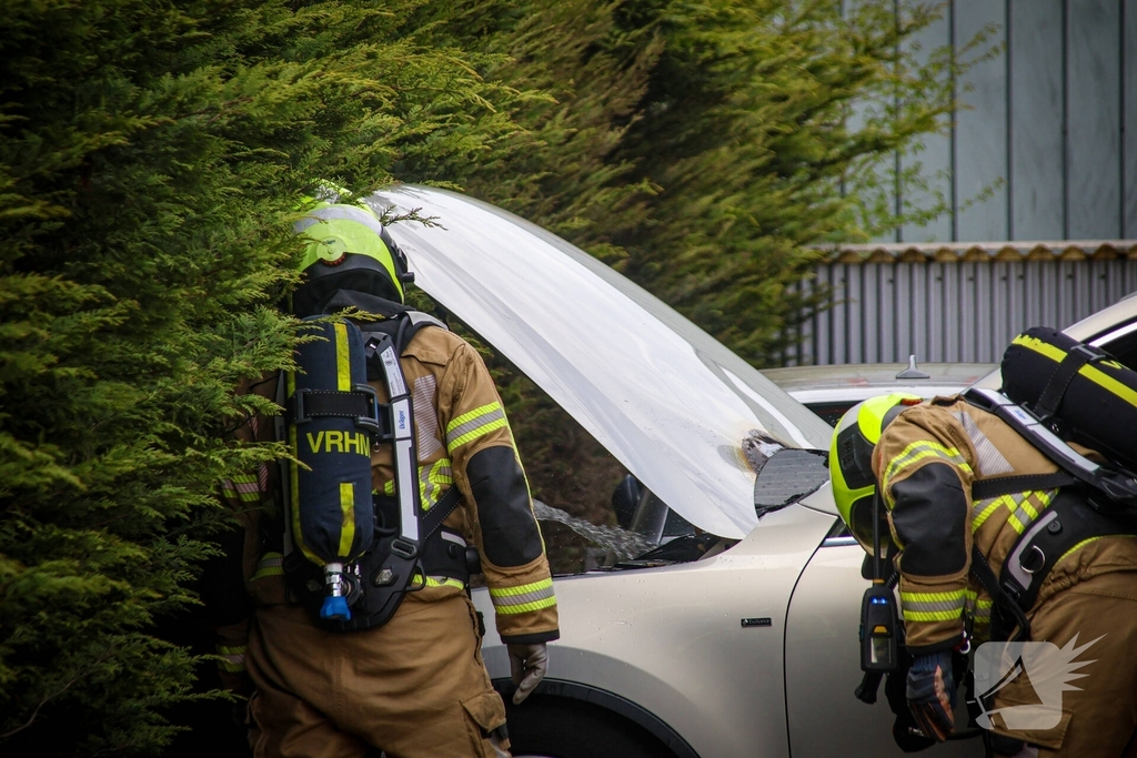 Beginnende autobrand in werkplaats snel geblust