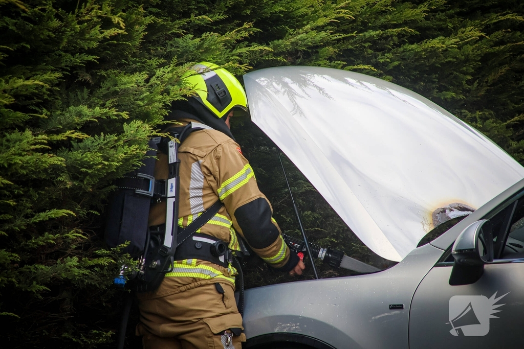 Beginnende autobrand in werkplaats snel geblust