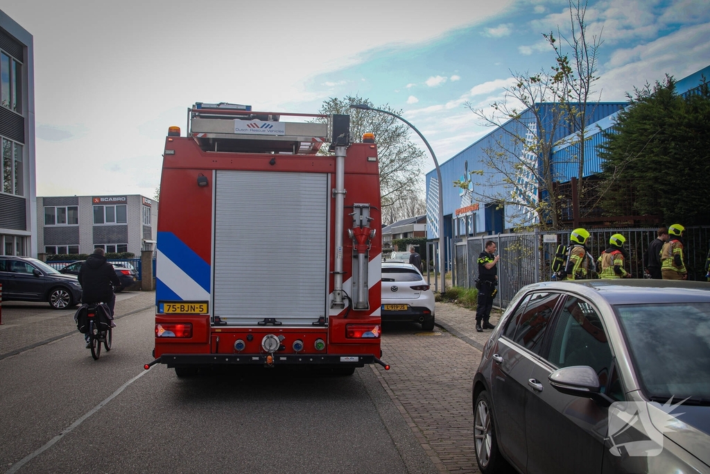 Beginnende autobrand in werkplaats snel geblust