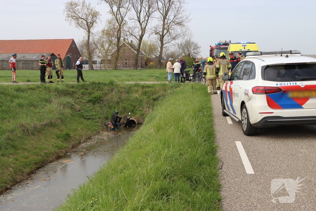 Persoon te water met scootmobiel