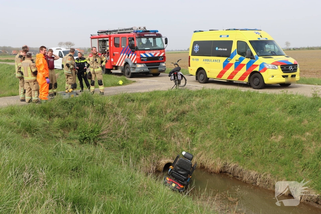 Persoon te water met scootmobiel