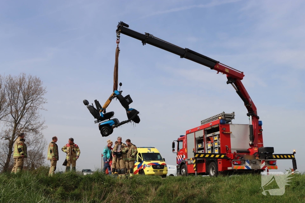 Persoon te water met scootmobiel