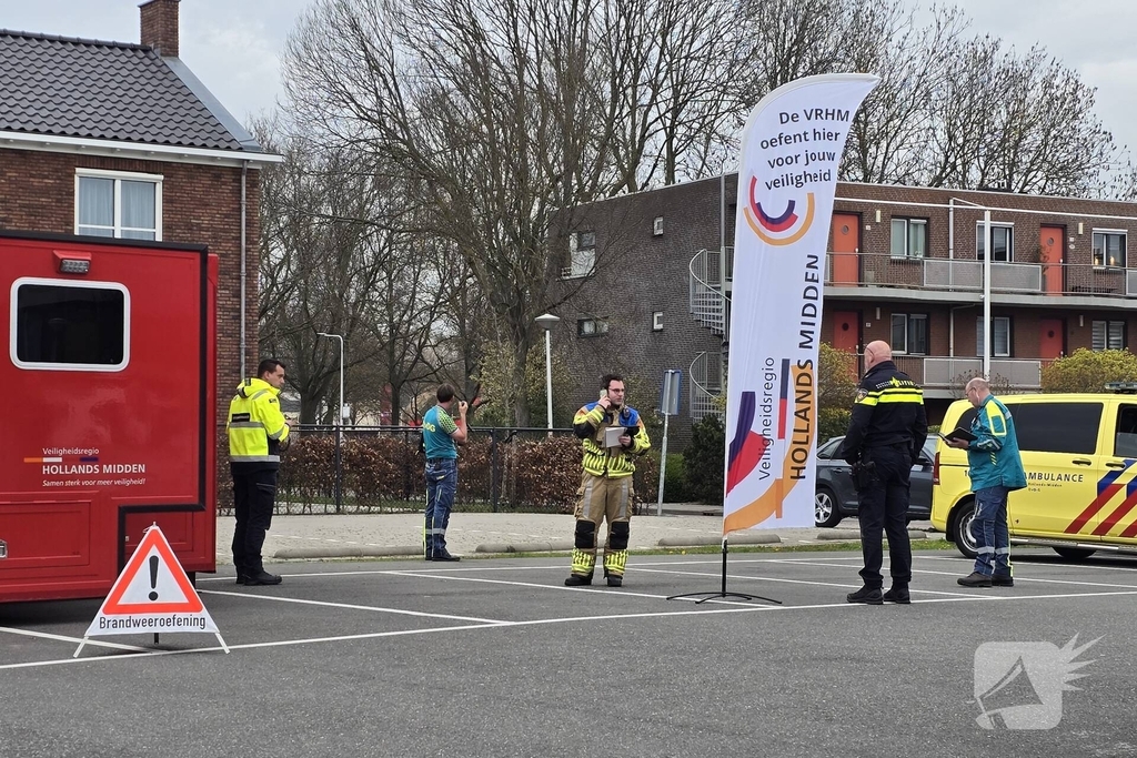 Grootschalige oefening met meerdere officieren en crisisteams